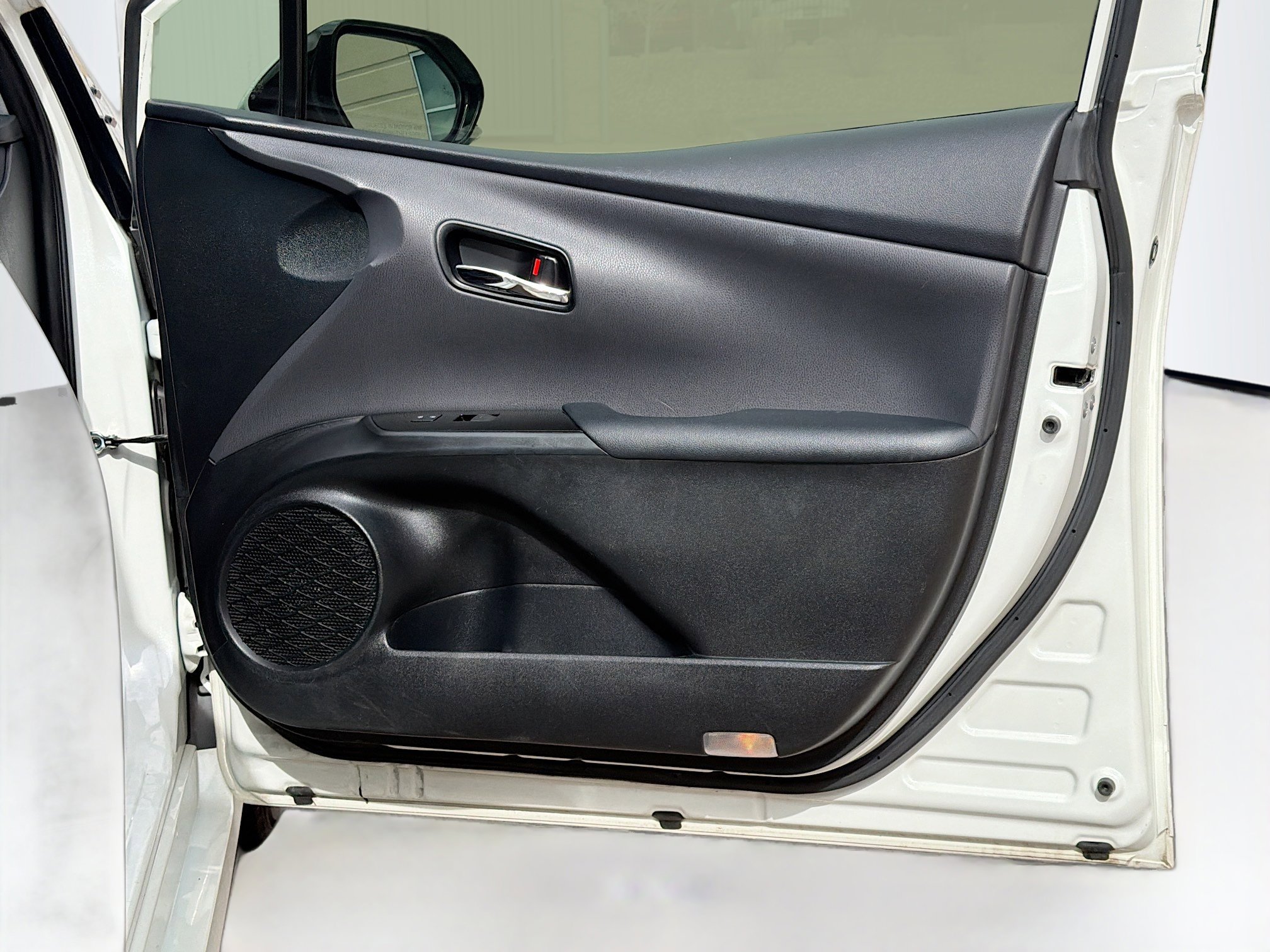 Used 2020 Toyota Prius XLE image 31