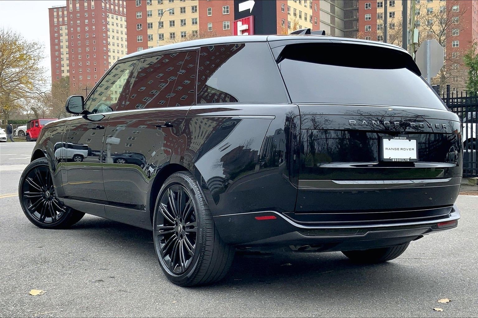 Used 2025 Land Rover Range Rover Long Wheelbase SE image 11