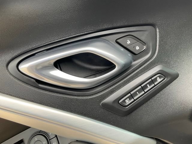 Used 2018 Chevrolet Camaro SS RWD image 6