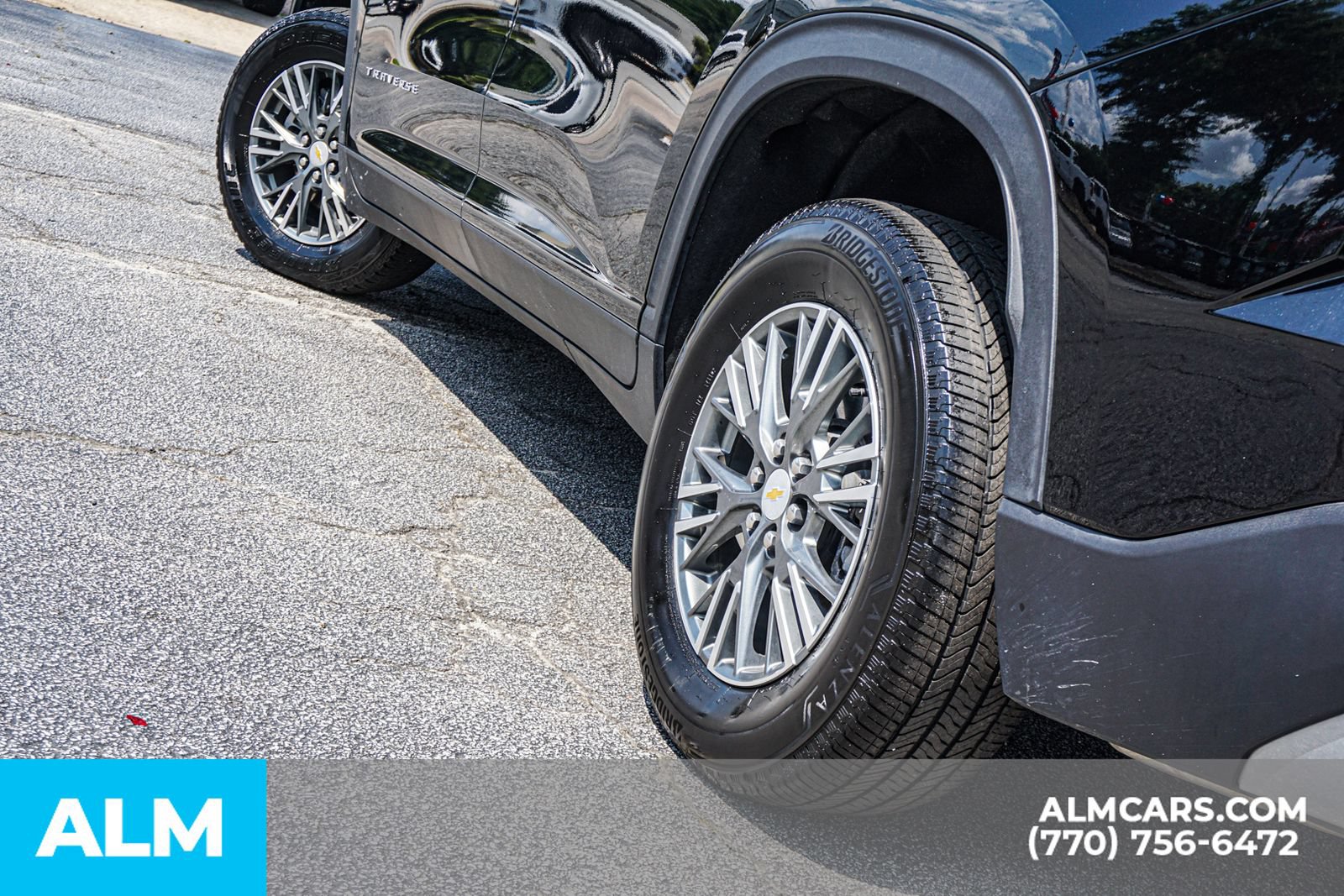 Used 2025 Chevrolet Traverse LT FWD image 13