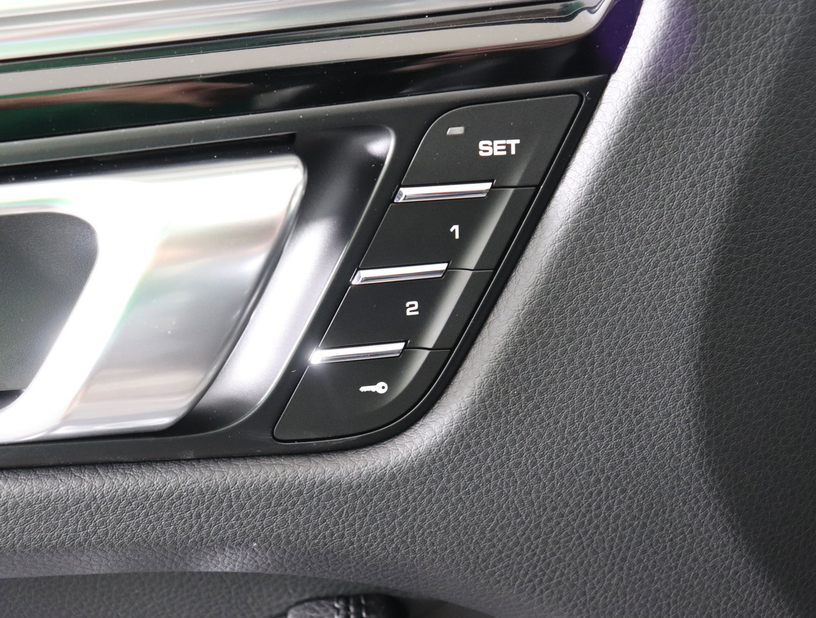 Used 2025 Porsche Macan image 27