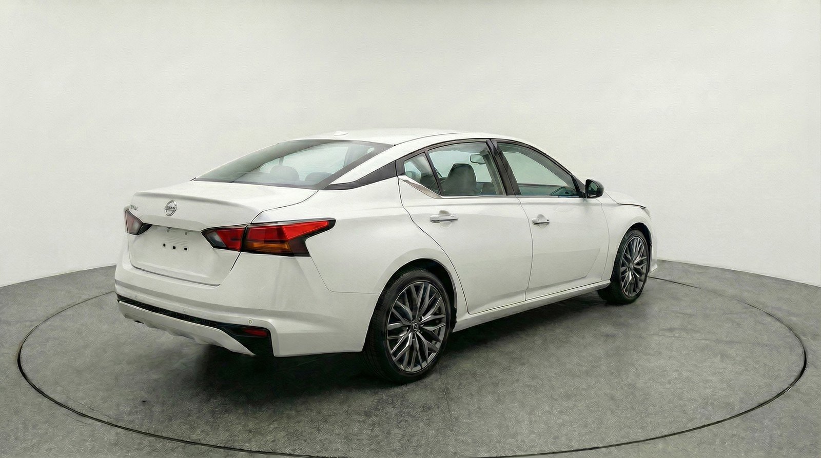 Used 2025 Nissan Altima 2.5 SV FWD image 9
