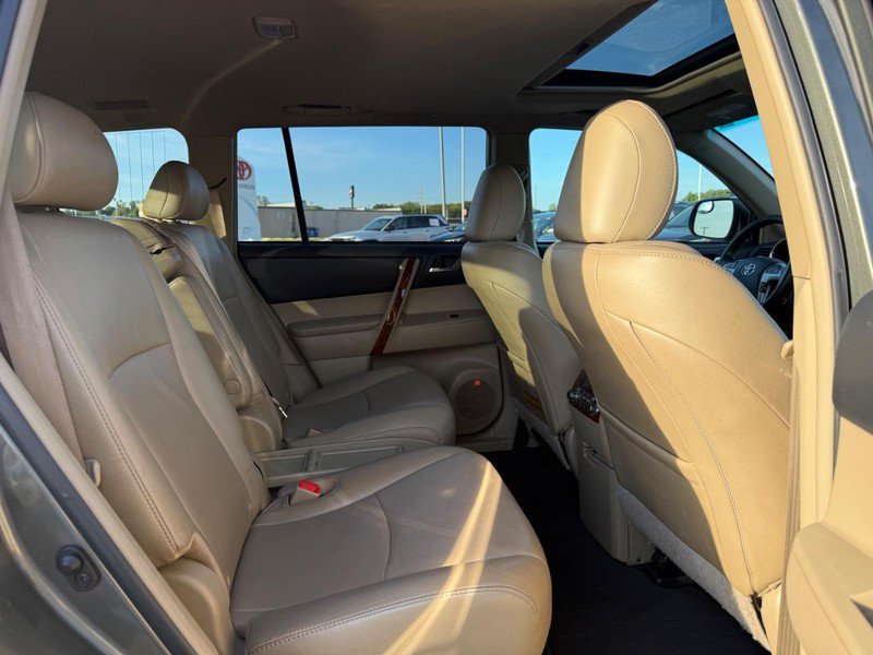 Used 2012 Toyota Highlander Limited w/ Tow Pkg AWD/4WD image 11
