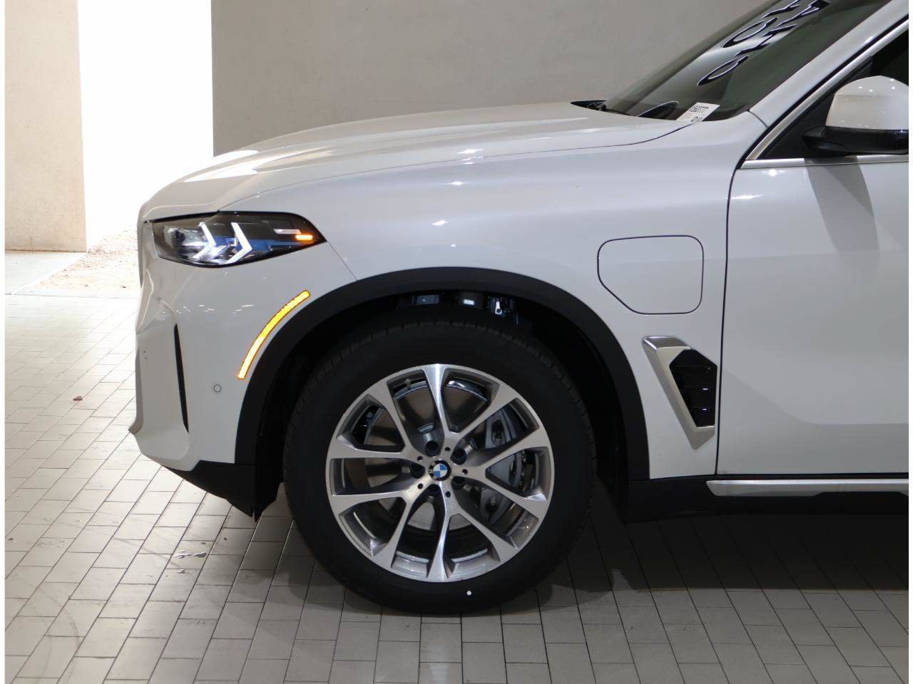 Used 2026 BMW X5 xDrive50e w/ Premium Package AWD/4WD image 4