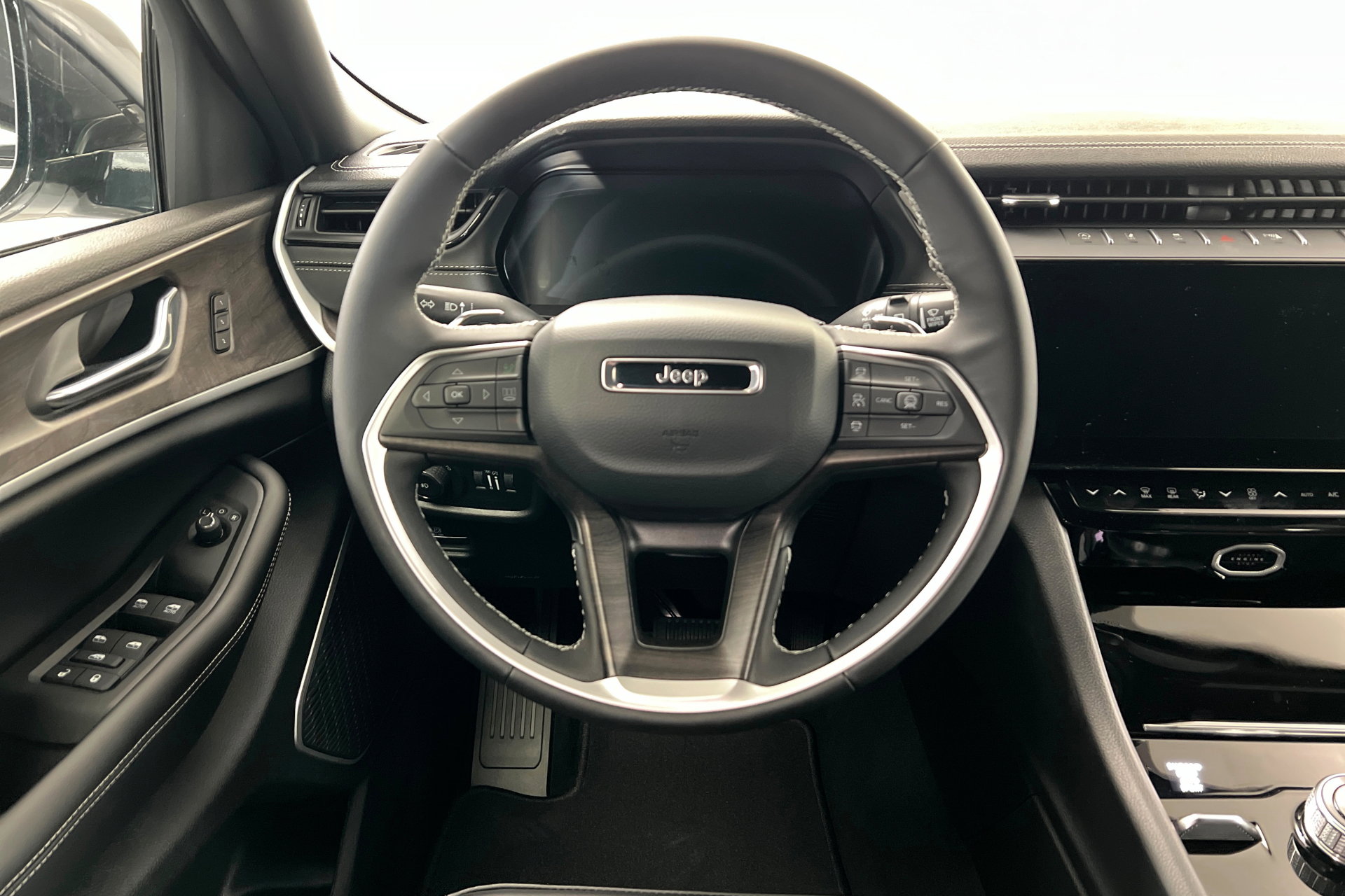 New 2026 Jeep Grand Cherokee Limited w/ Limited Altitude Package AWD/4WD image 12