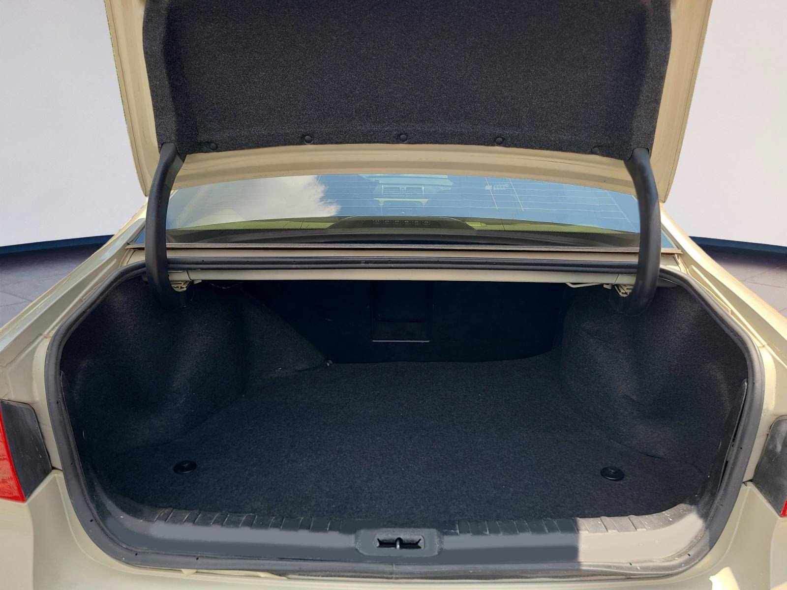 Used 2010 Buick Lucerne CXL w/ Driver Confidence Package FWD image 19