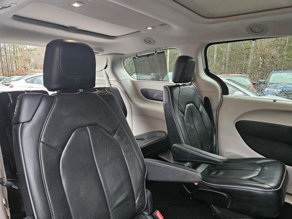 Used 2017 Chrysler Pacifica Limited FWD image 18