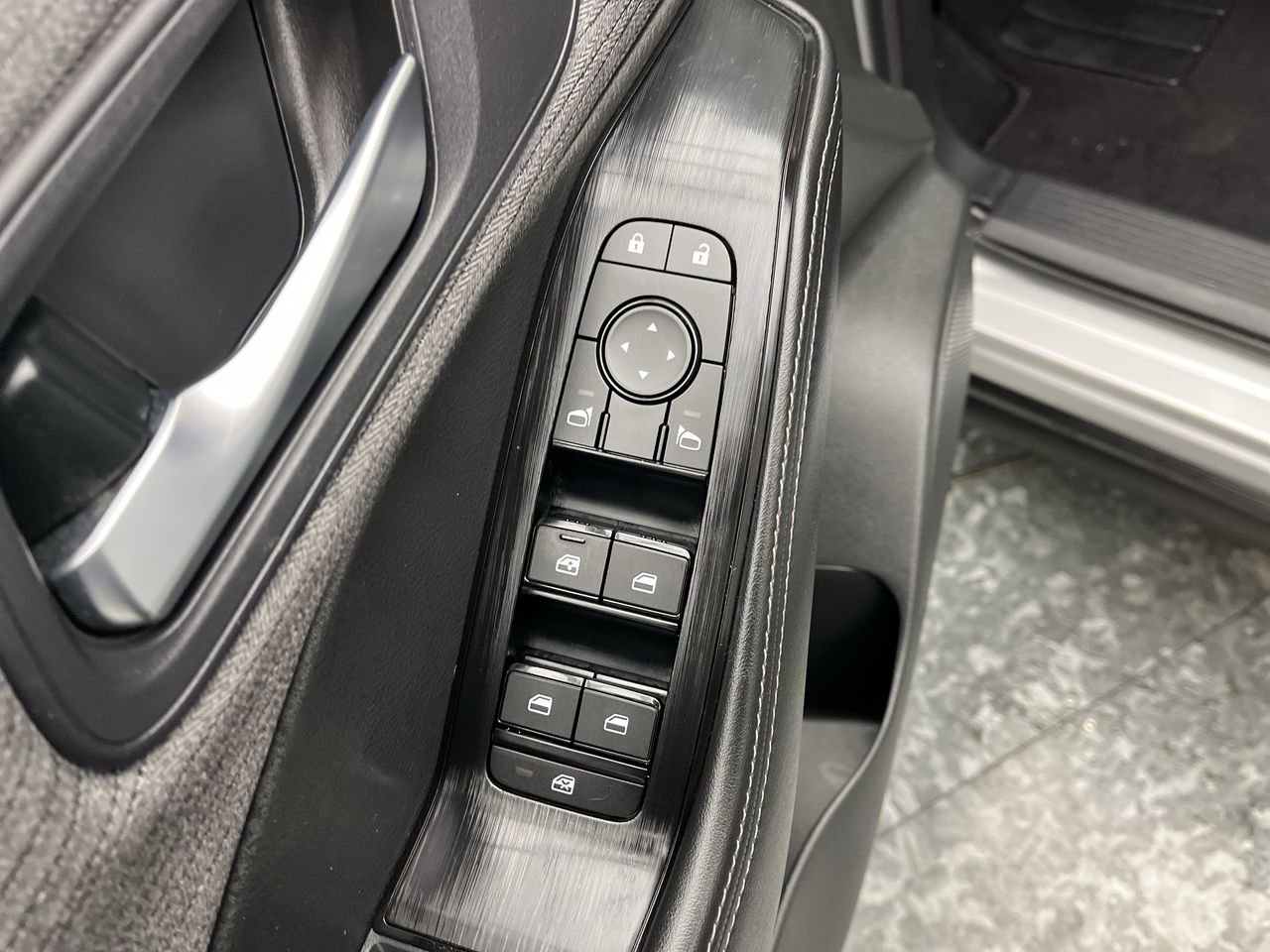 Used 2023 Nissan Rogue SV AWD/4WD image 8