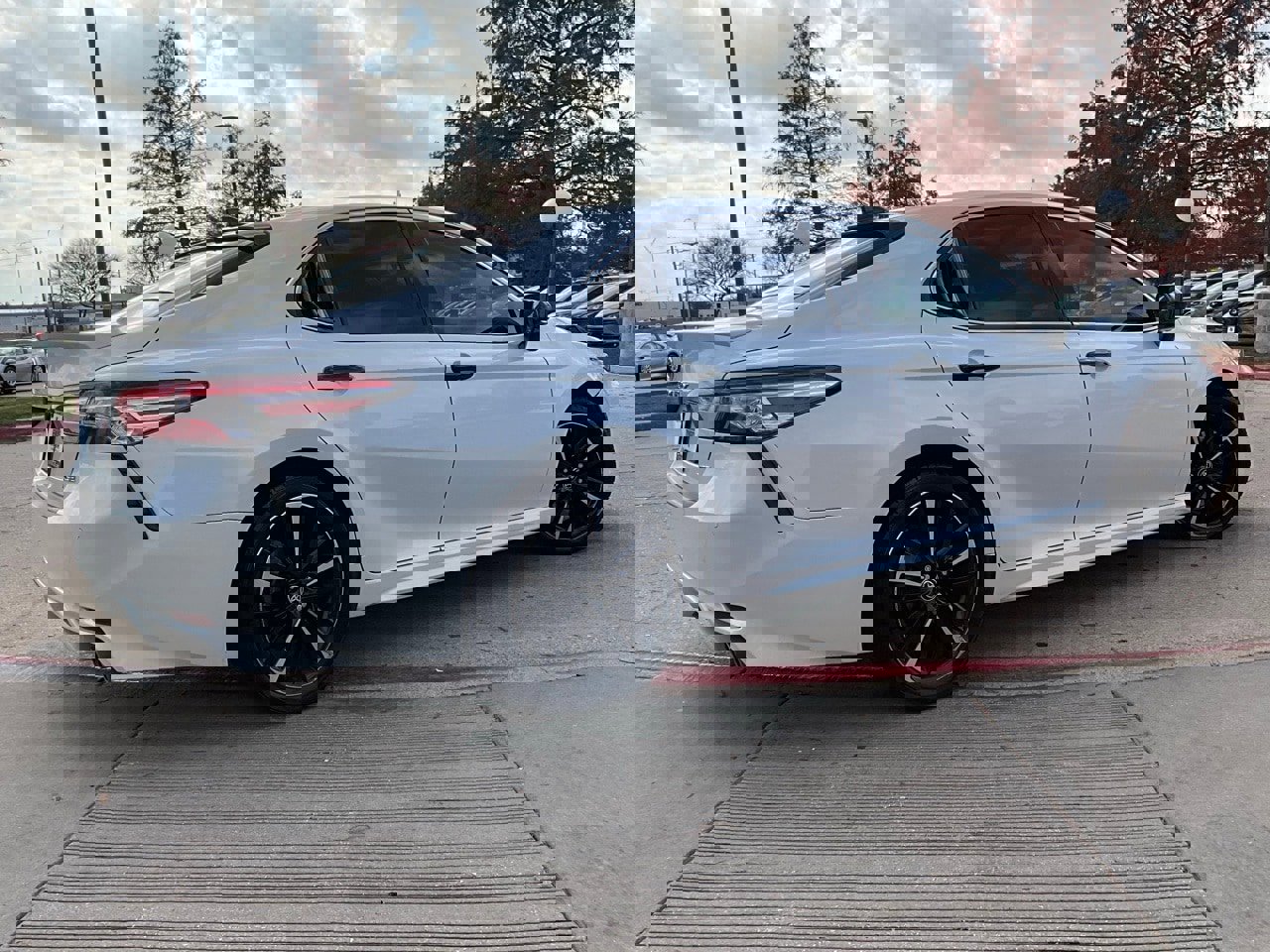 Used 2020 Toyota Camry XSE image 6