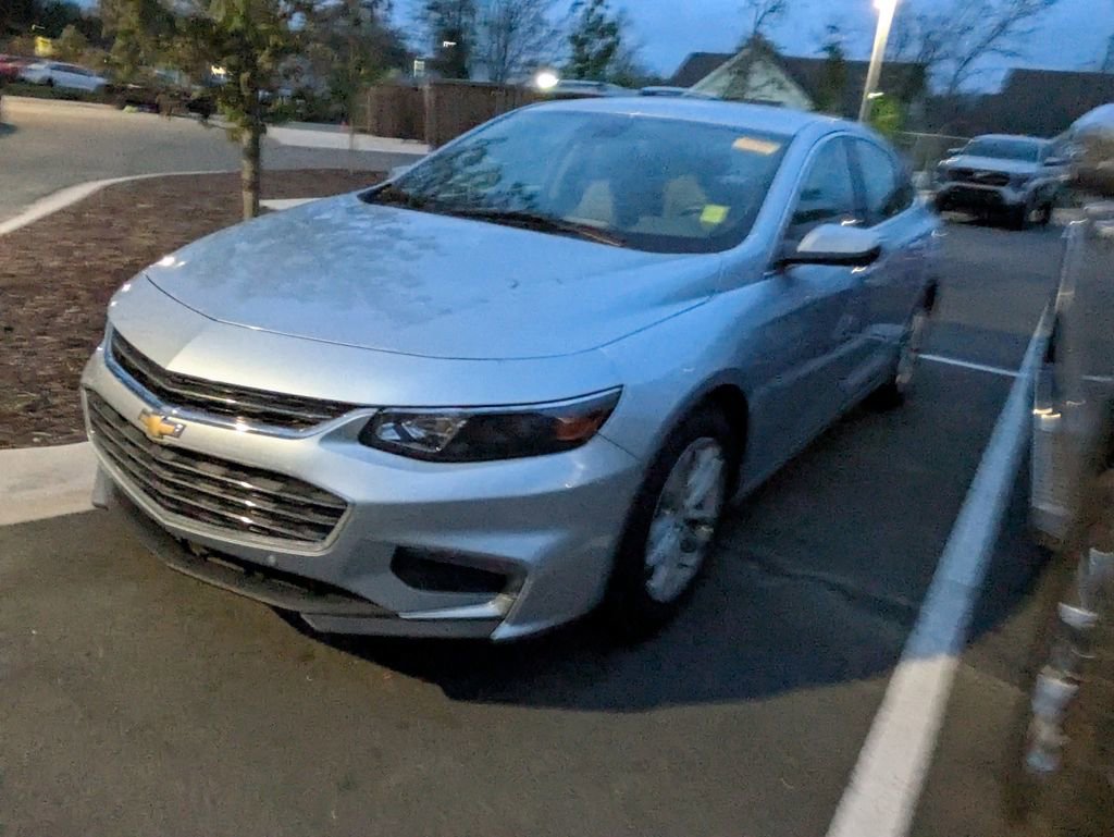Used 2018 Chevrolet Malibu LT w/ Driver Confidence Package image 3
