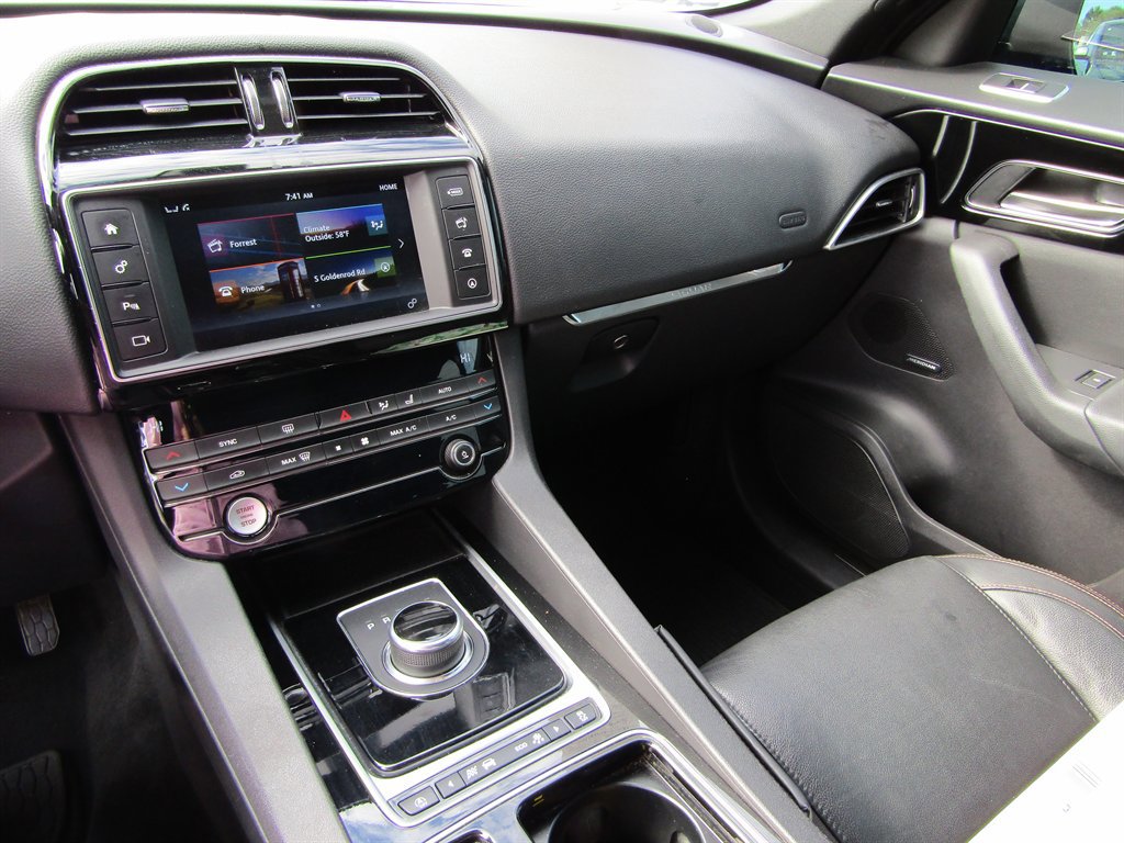 Used 2018 Jaguar F-PACE Prestige AWD/4WD image 11