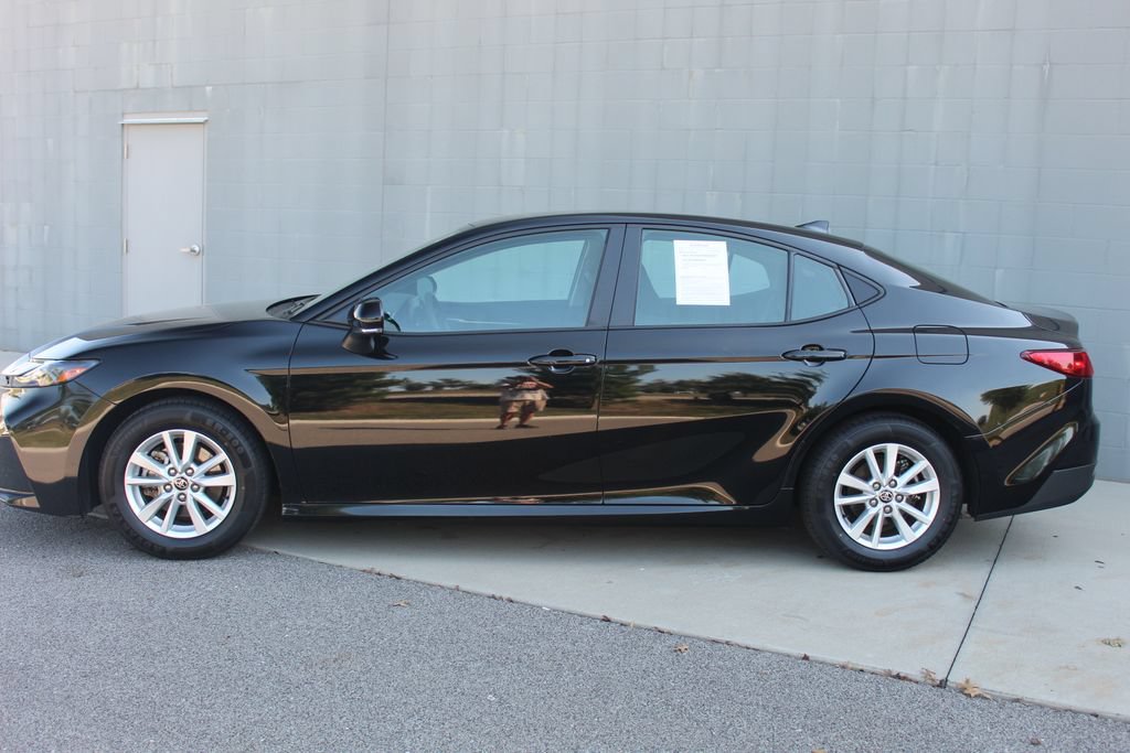 Used 2025 Toyota Camry LE FWD image 5