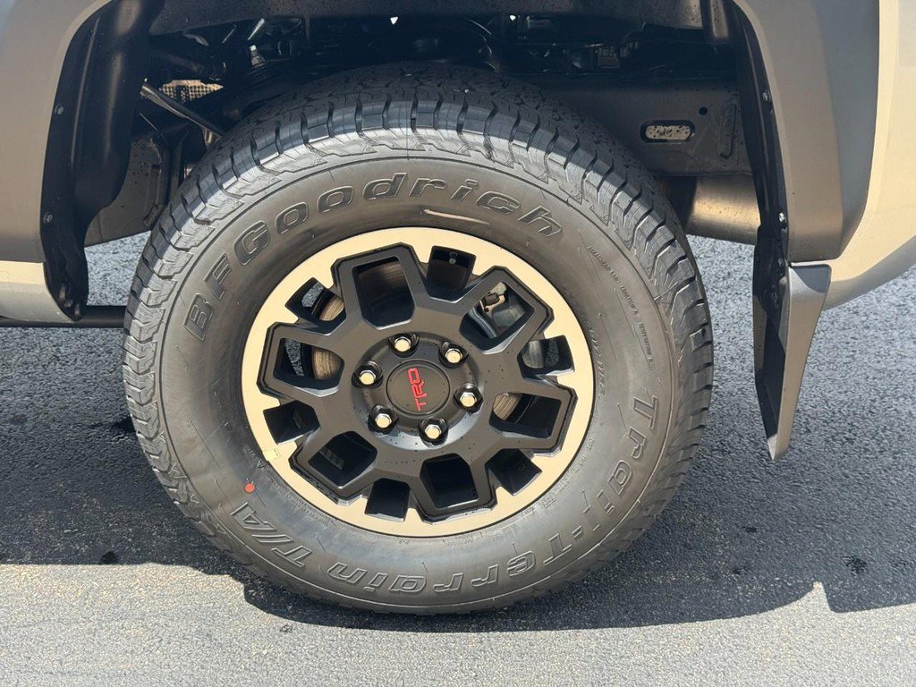 Certified 2025 Toyota Tacoma TRD Off-Road AWD/4WD image 7