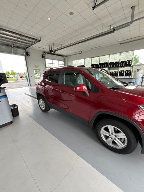 Used 2022 Chevrolet Trax LT w/ LT Convenience Package AWD/4WD image 2