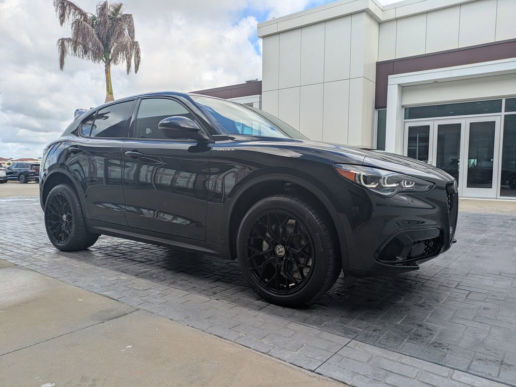 Used 2025 Alfa Romeo Stelvio Sprint w/ Convenience Package AWD/4WD image 3