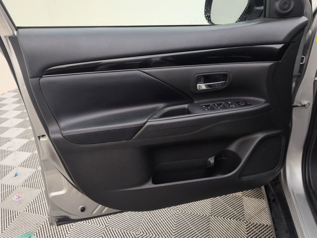 Used 2019 Mitsubishi Outlander FWD image 31