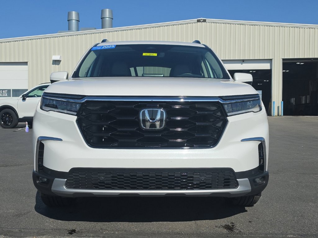 Certified 2025 Honda Pilot Touring image 2