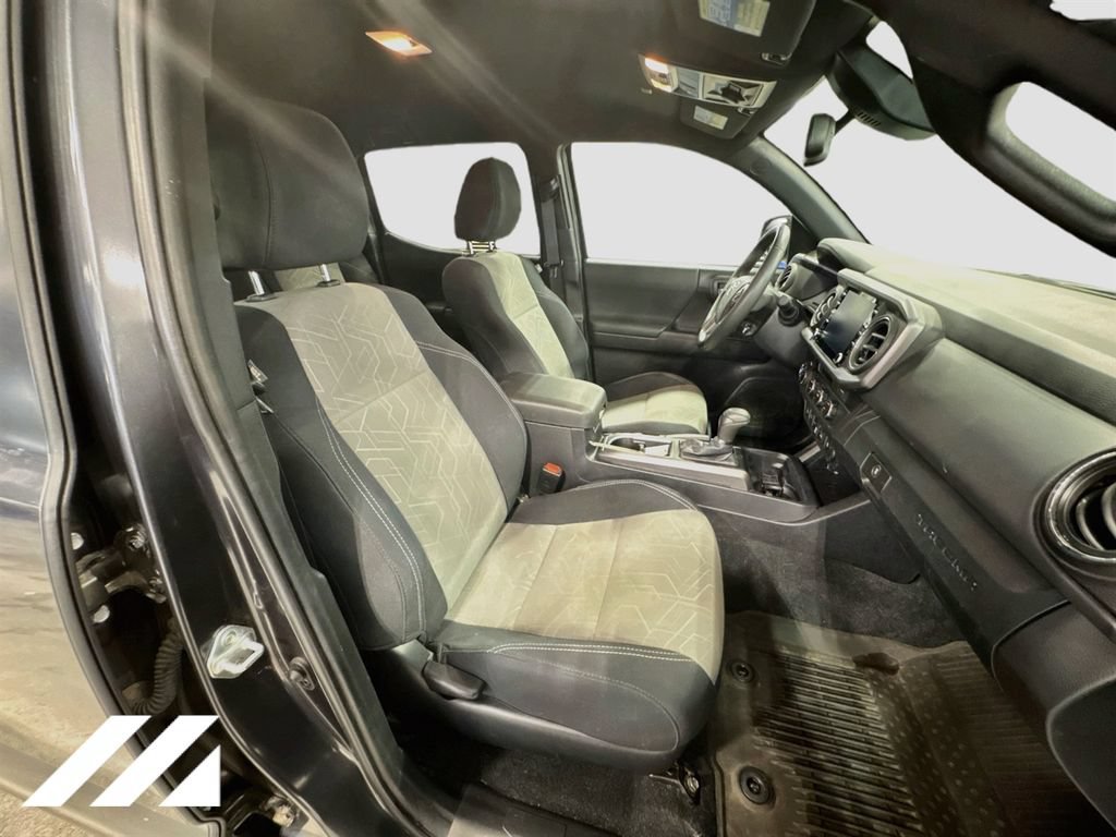 Used 2022 Toyota Tacoma TRD Off-Road w/ Technology Package AWD/4WD image 27