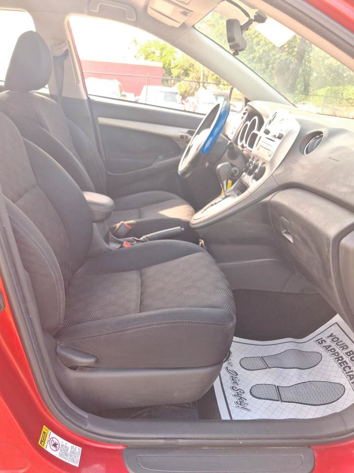 Used 2010 Pontiac Vibe w/ Preferred Package FWD image 14