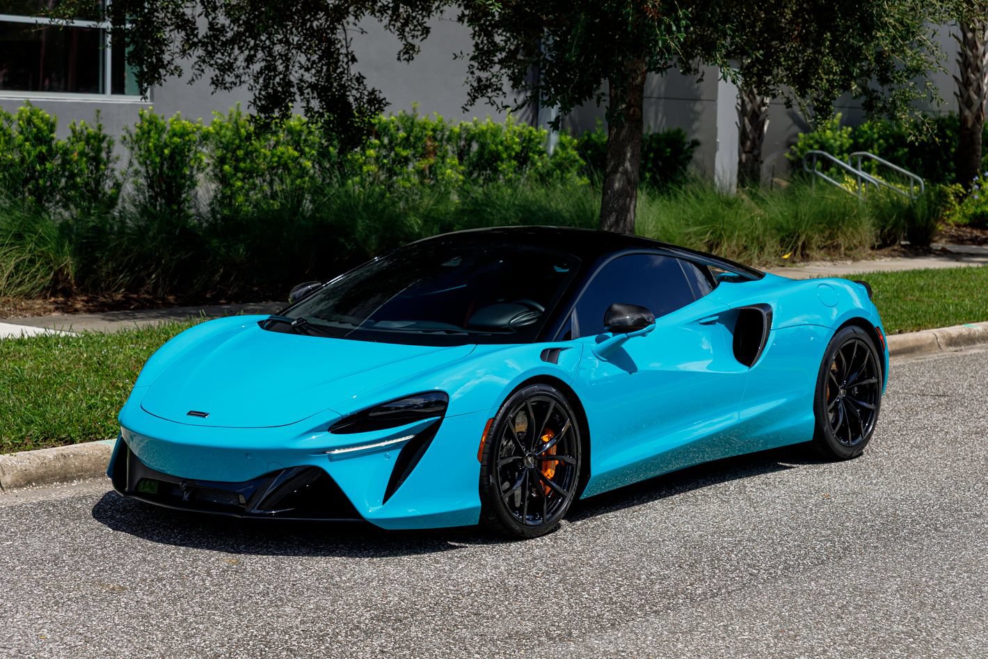 Used 2023 McLaren Artura RWD image 14