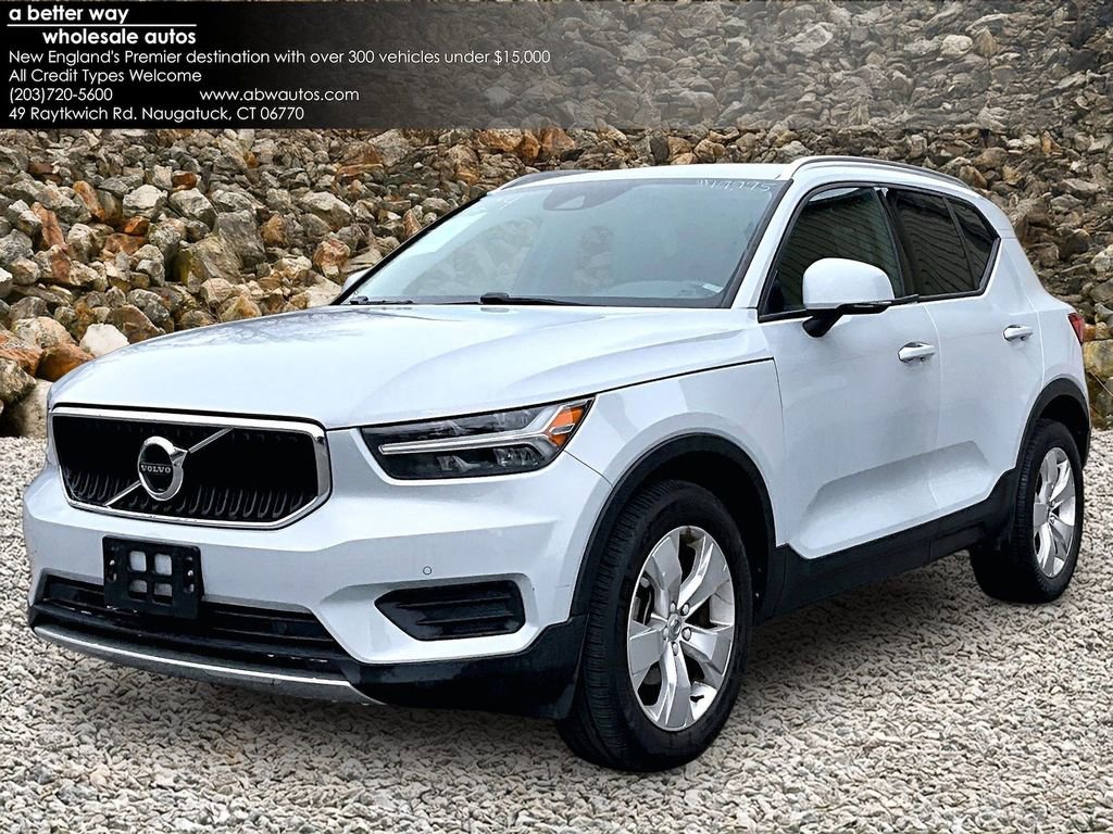 Used 2020 Volvo XC40 T5 Momentum image 1