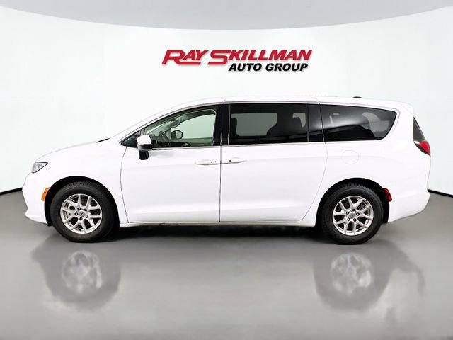 Used 2023 Chrysler Pacifica Touring-L FWD image 4