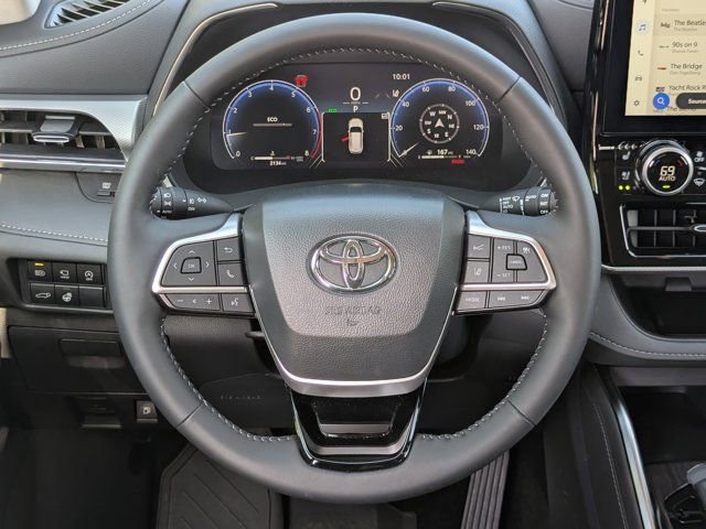 Used 2025 Toyota Highlander Platinum image 21