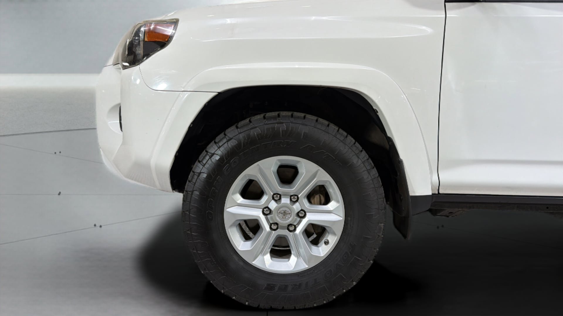 Used 2018 Toyota 4Runner SR5 AWD/4WD image 36
