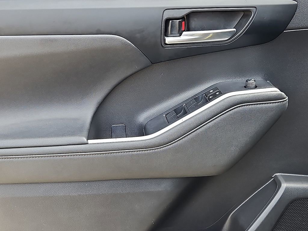 Used 2023 Toyota Highlander XLE image 13