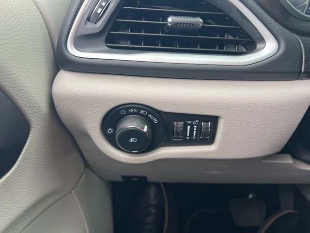 Used 2024 Chrysler Pacifica Touring-L image 14