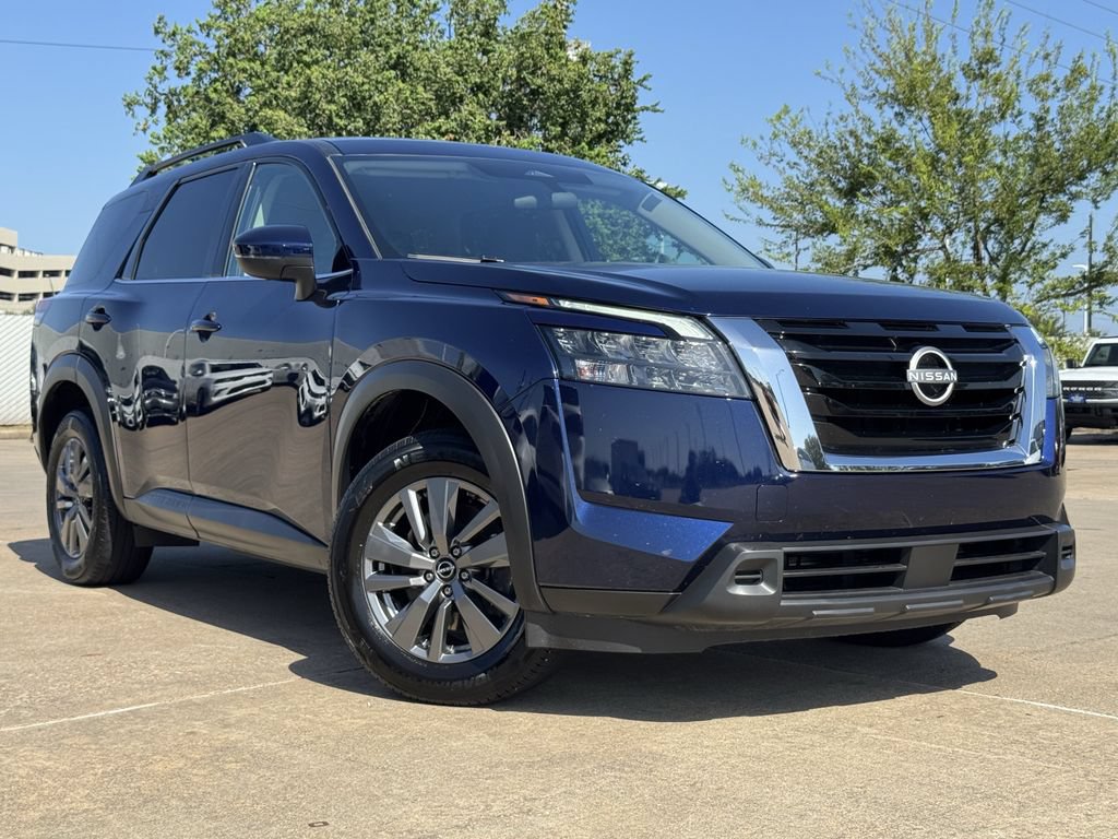 Used 2025 Nissan Pathfinder SV FWD image 2