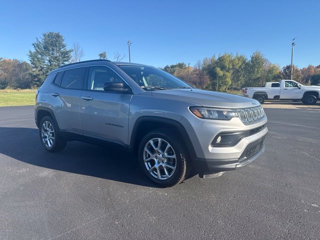 Used 2022 Jeep Compass Latitude w/ Sun and Sound Group AWD/4WD image 9