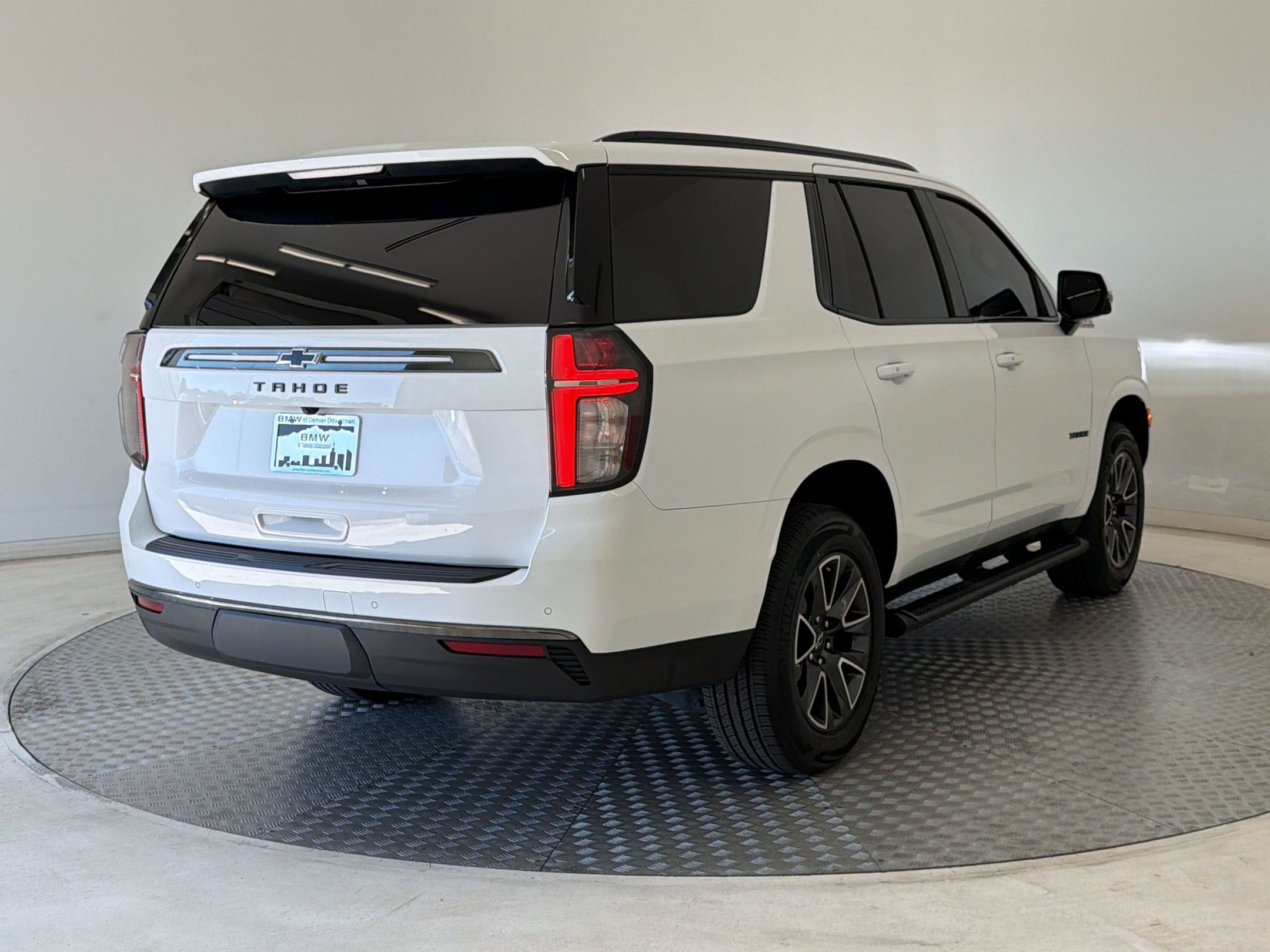 Used 2022 Chevrolet Tahoe Z71 w/ Luxury Package AWD/4WD image 9