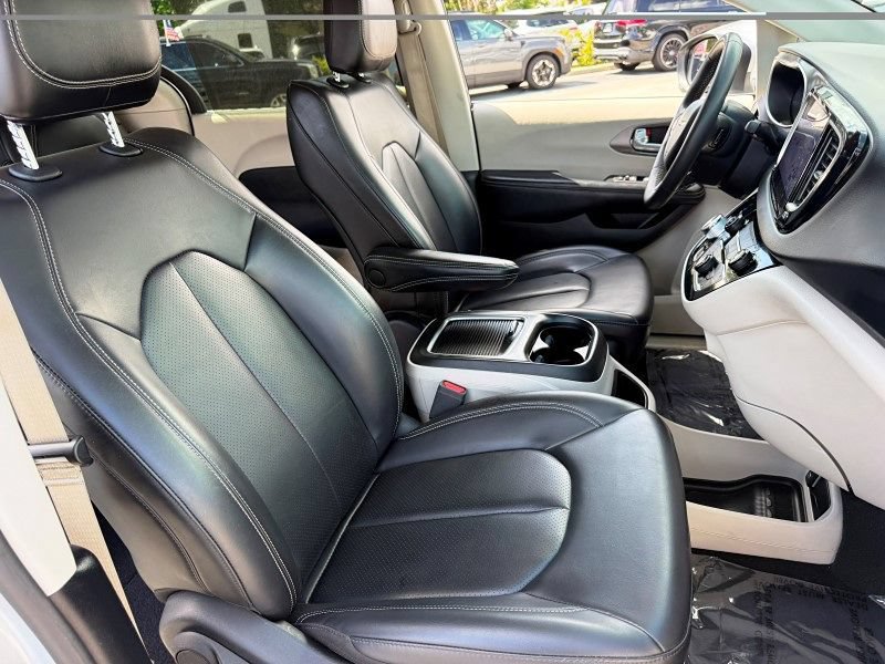 Used 2023 Chrysler Pacifica Touring-L FWD image 17