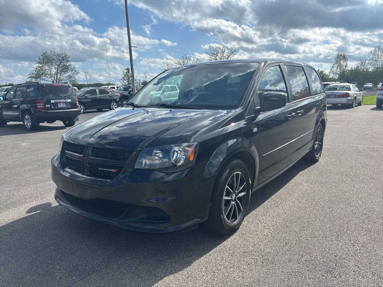 Used 2014 Dodge Grand Caravan SE FWD image 2
