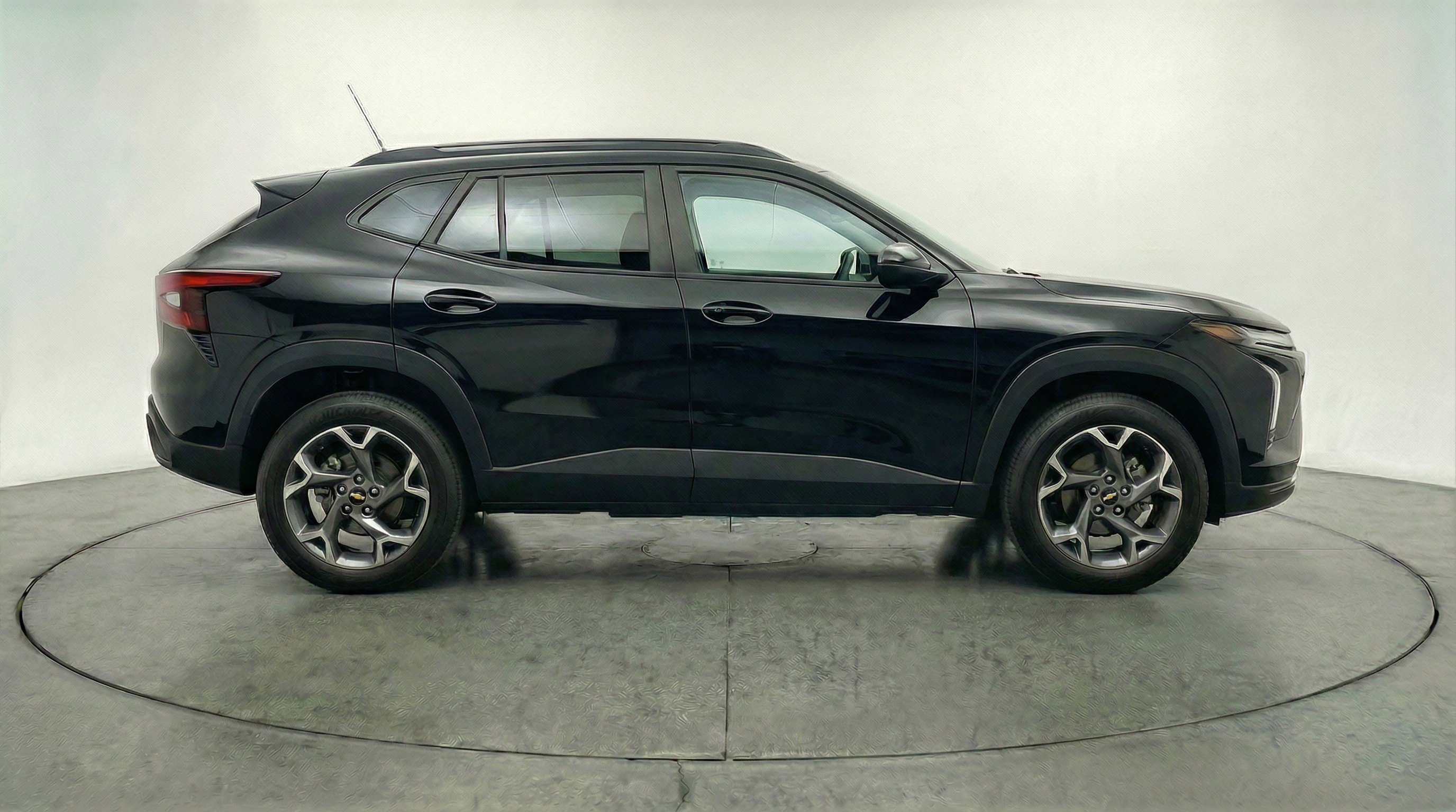 Used 2025 Chevrolet Trax LT image 11