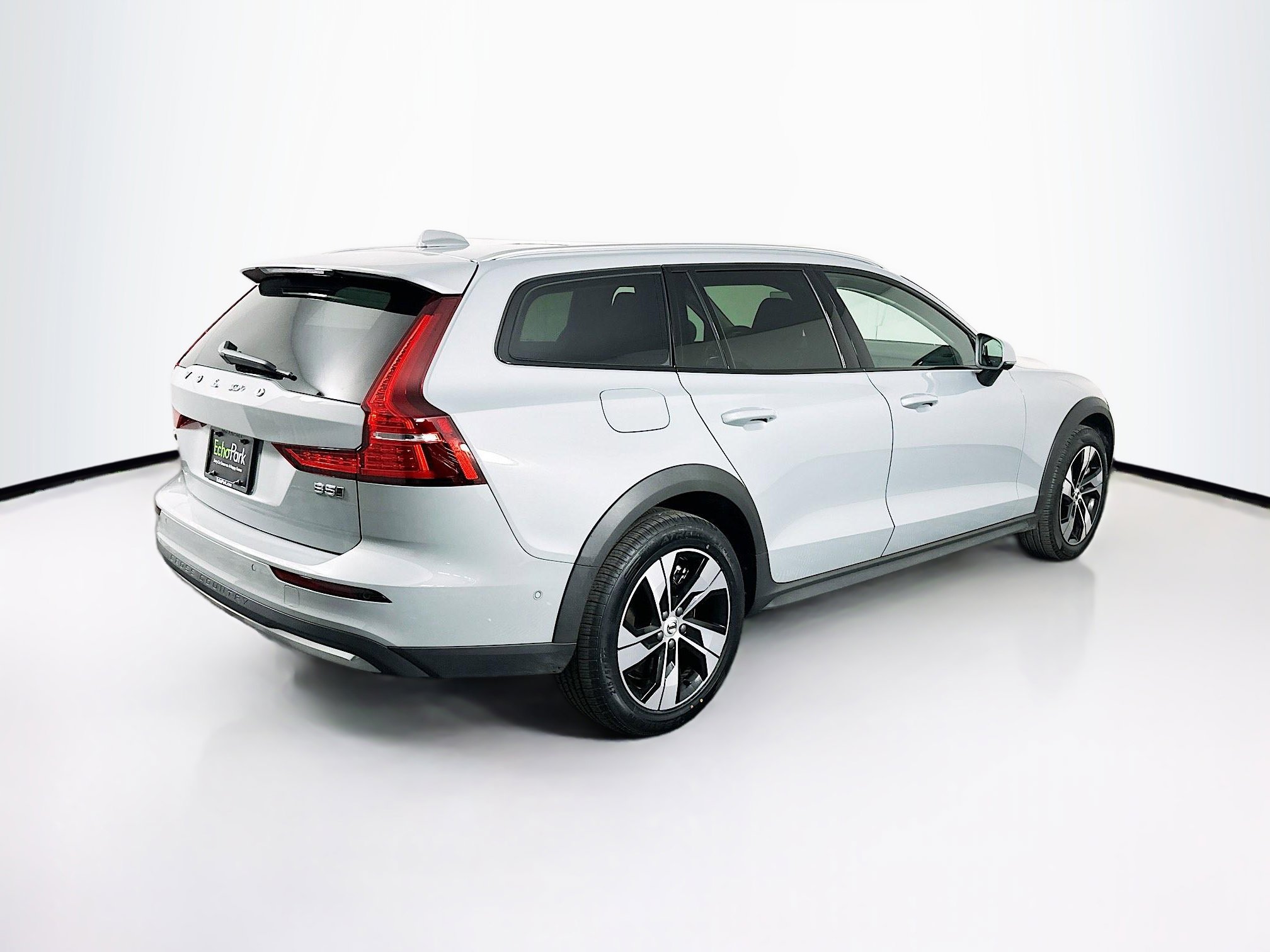Used 2025 Volvo V60 B5 Cross Country Plus image 9