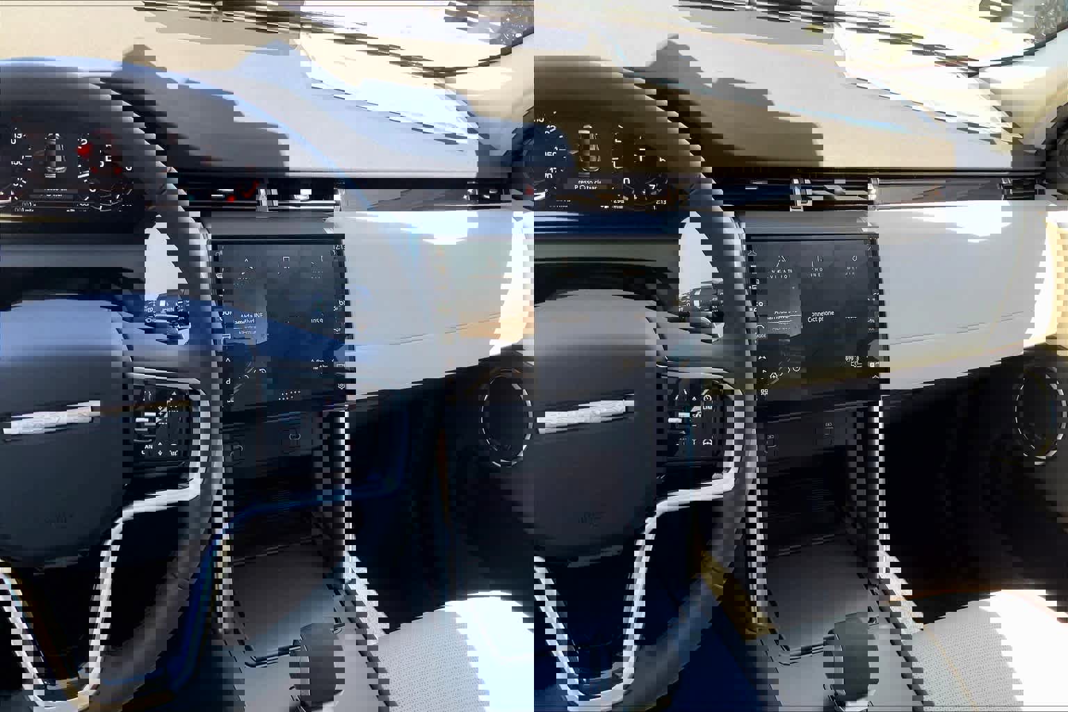 Used 2025 Land Rover Discovery Sport S image 6