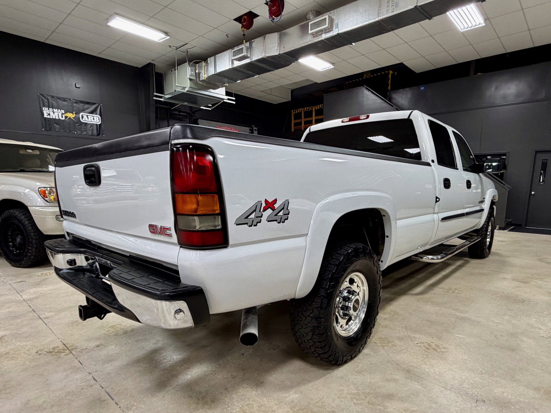 Used 2004 GMC Sierra 2500 SLT w/ Heavy-Duty Power Package AWD/4WD image 8