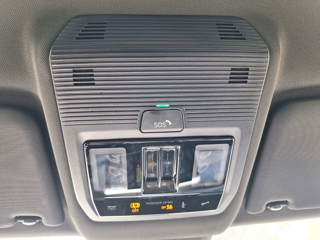 Used 2025 Volkswagen Atlas Cross Sport SE image 19