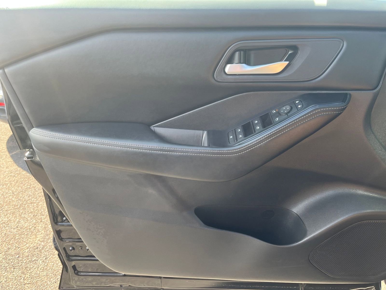 Used 2025 Nissan Rogue SV AWD/4WD image 18