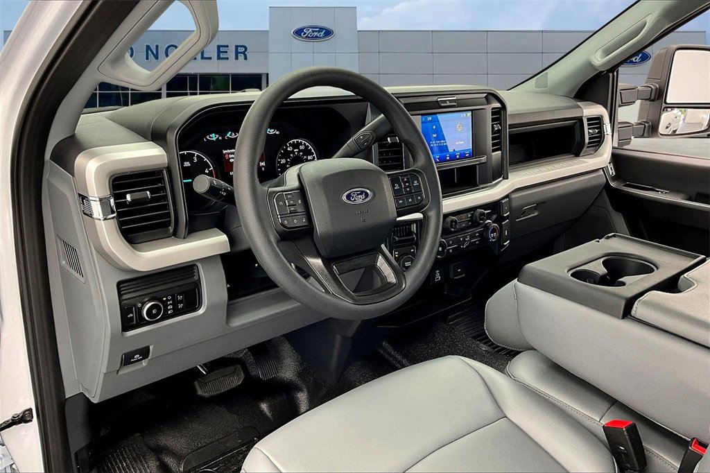 New 2026 Ford F350 4x4 Crew Cab DRW Super Duty image 7