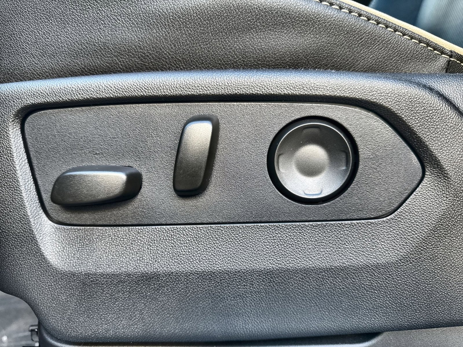 New 2026 GMC Yukon XL Elevation w/ Elevation Premium Package image 14