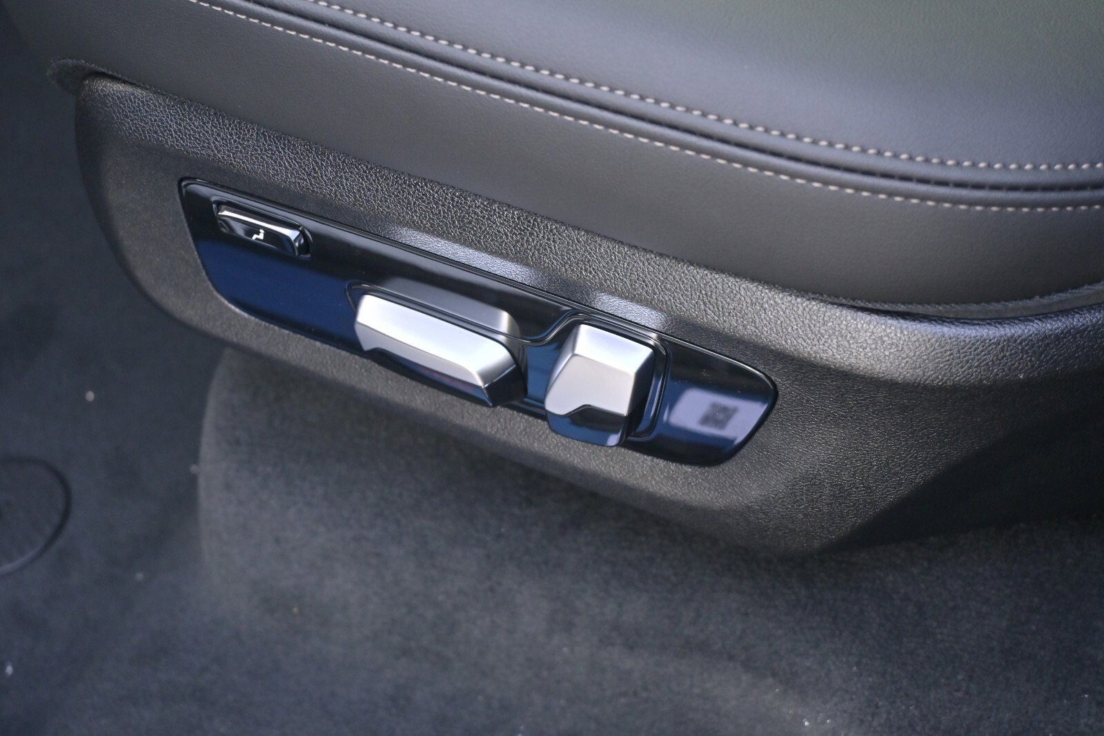 New 2026 BMW X7 xDrive40i w/ Premium Package image 14