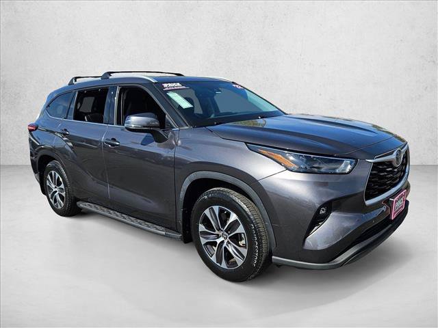 Used 2022 Toyota Highlander XLE FWD image 3