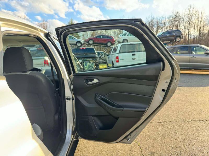 Used 2014 Ford Focus SE w/ SE Sport Package image 15