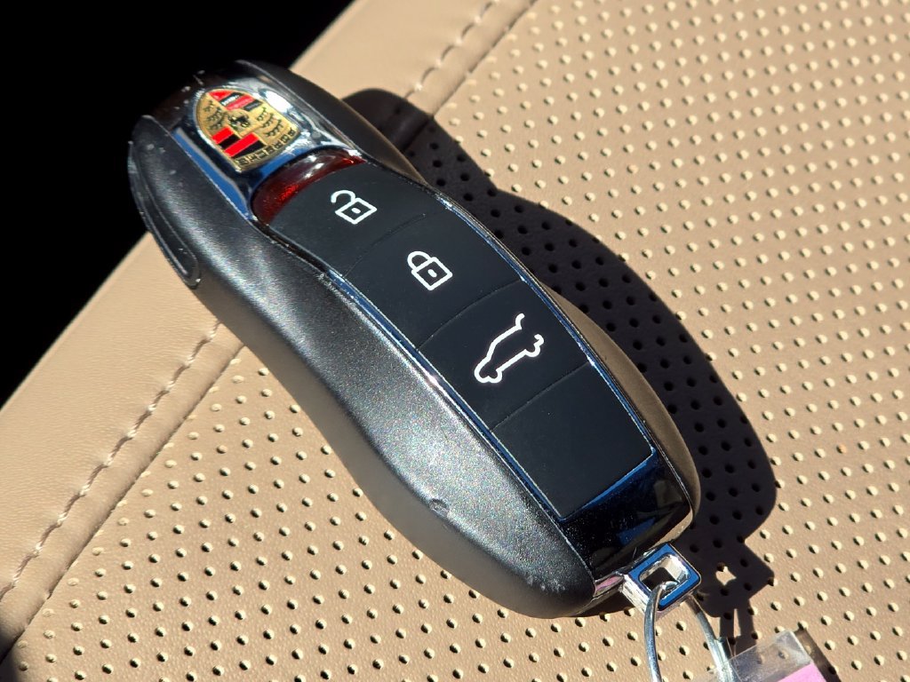 Used 2025 Porsche Macan AWD/4WD image 44