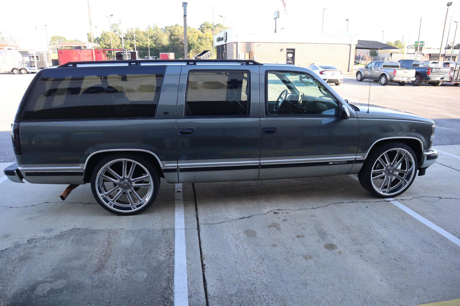 Used 1999 Chevrolet Suburban 2WD w/ Preferred Equipment Group 3 image 9