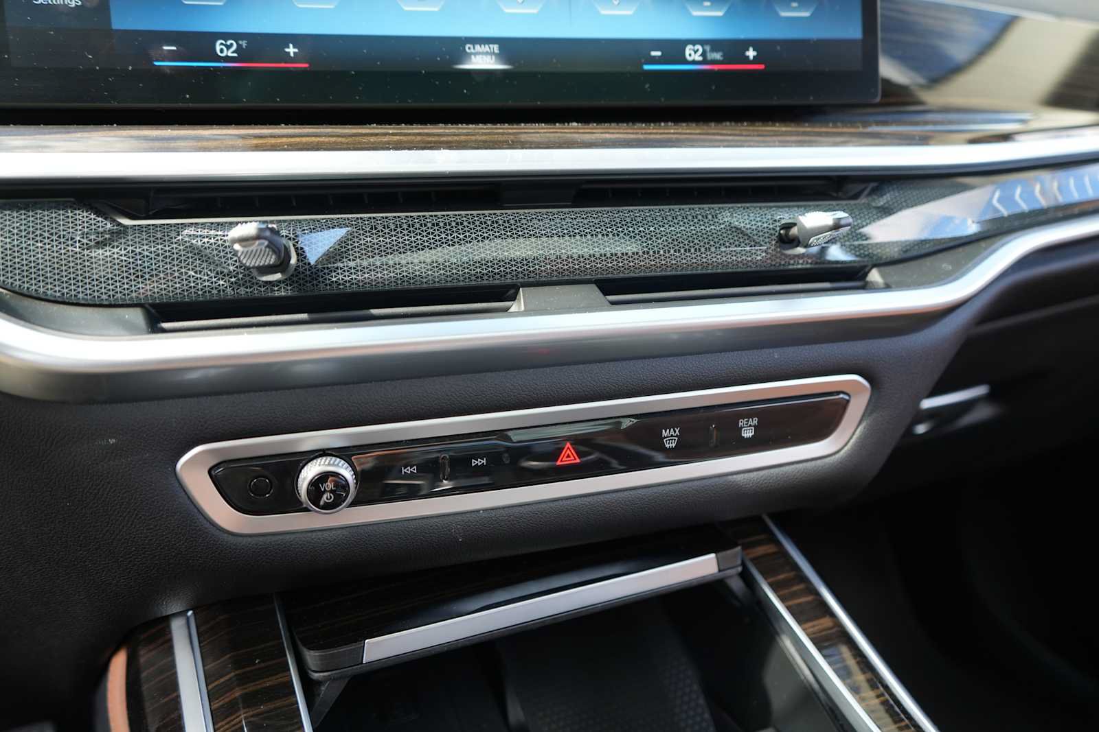 Used 2023 BMW X7 xDrive40i AWD/4WD image 25