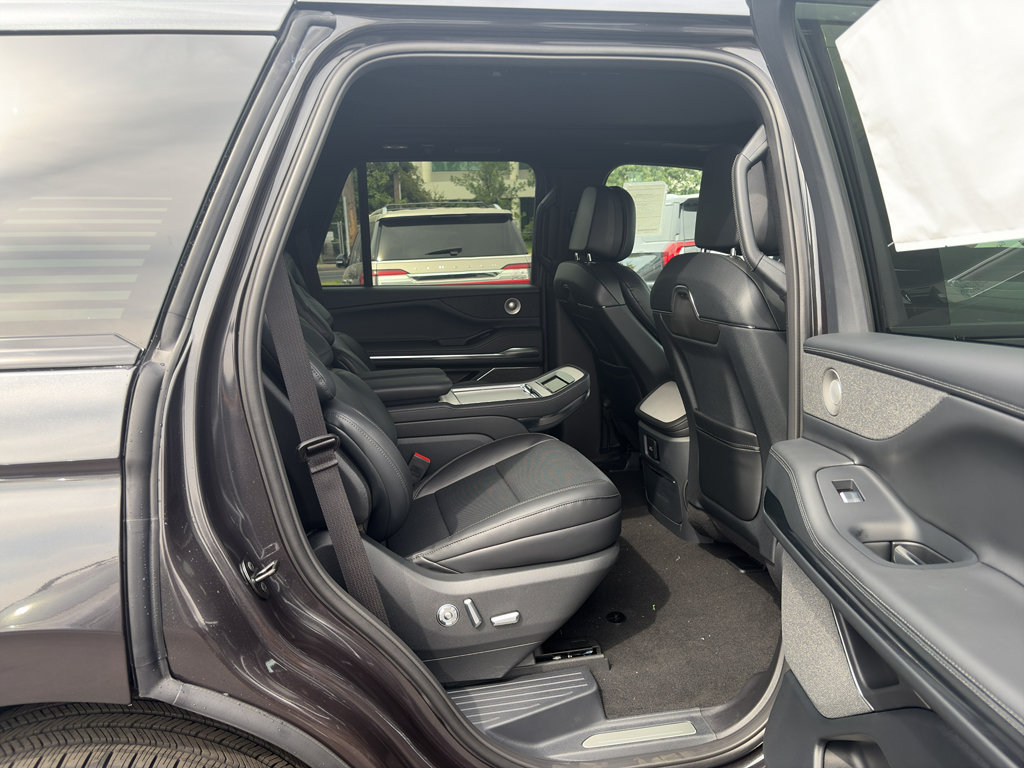 New 2027 Lincoln Navigator Reserve w/ Jet Appearance Package AWD/4WD image 17